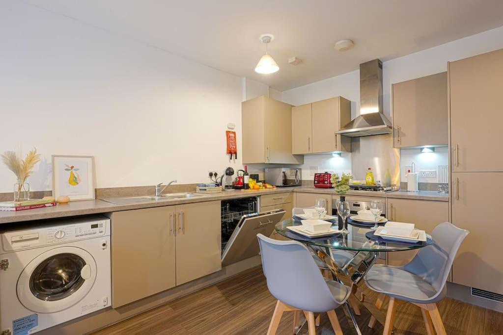 Luxury Campbell Park Apartments In Central Mk With Balcony, Free Parking & Smart Tv With Netflix By Yoko Property Milton Keynes Exterior foto